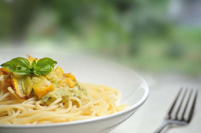 food-plate-yellow-spaghetti